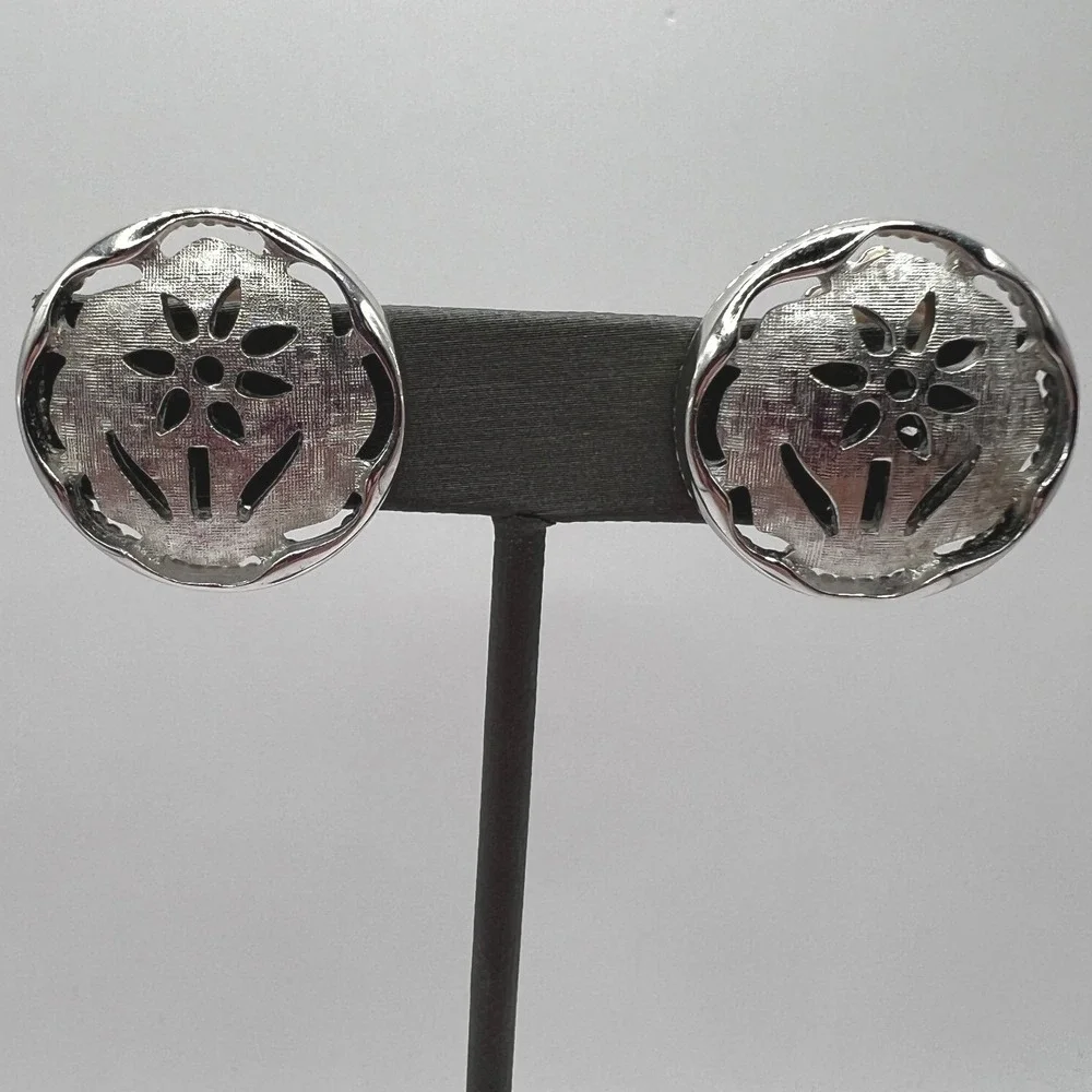 Vintage Sarah Coventry Clip On Earrings‎ Flower Textured Silver Tone Silhouette